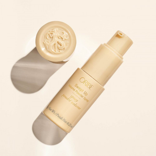 Oribe Swept Up Volume Powder Spray Tekstūruojanti ir plaukų šaknis pakelianti pudra